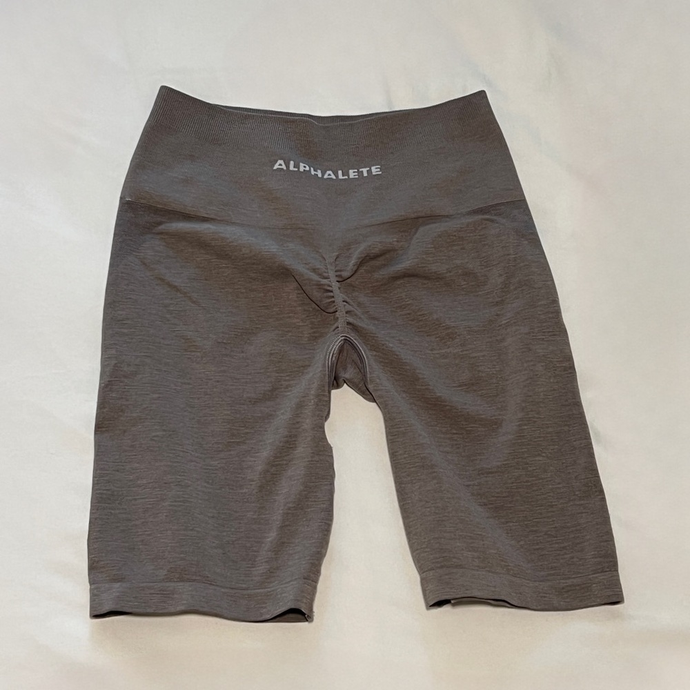 Alphalete Amplify biker shorts in grey